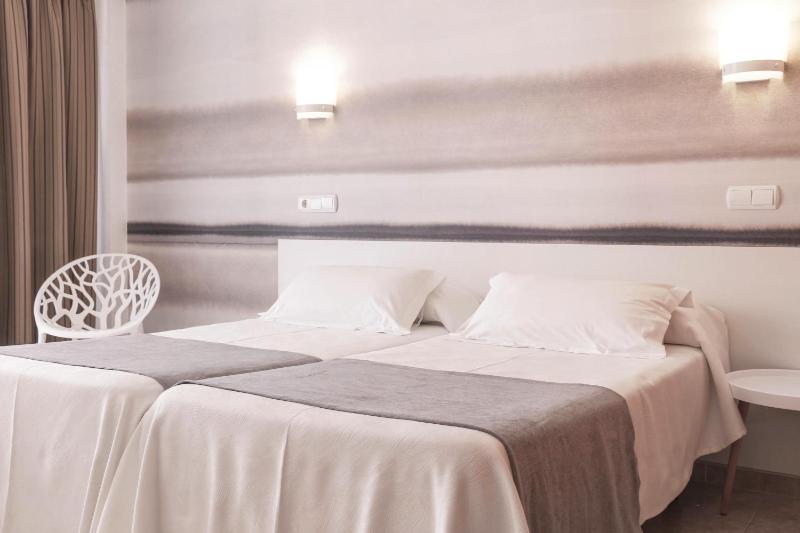 Standard Double Room image 4