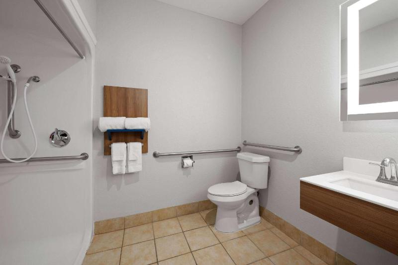 Queen Room - Disability Access/Non-Smoking image 2