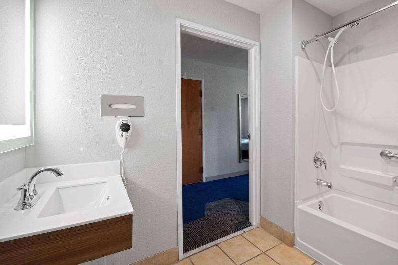 Queen Suite with Mobility Access - Non-Smoking image 2