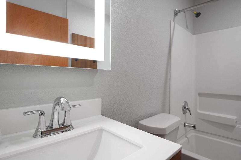 Studio Queen Suite - Non-Smoking image 2