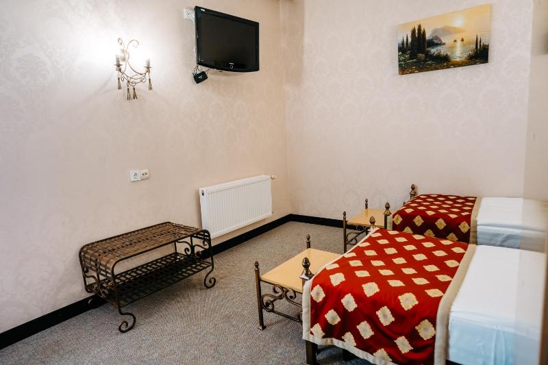 Standard Twin Room image 4
