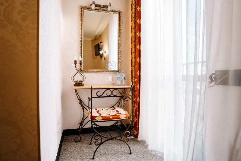 Standard Twin Room image 3