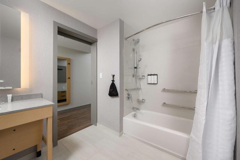 Queen Room with Two Queen Beds and Accessible Tub image 3