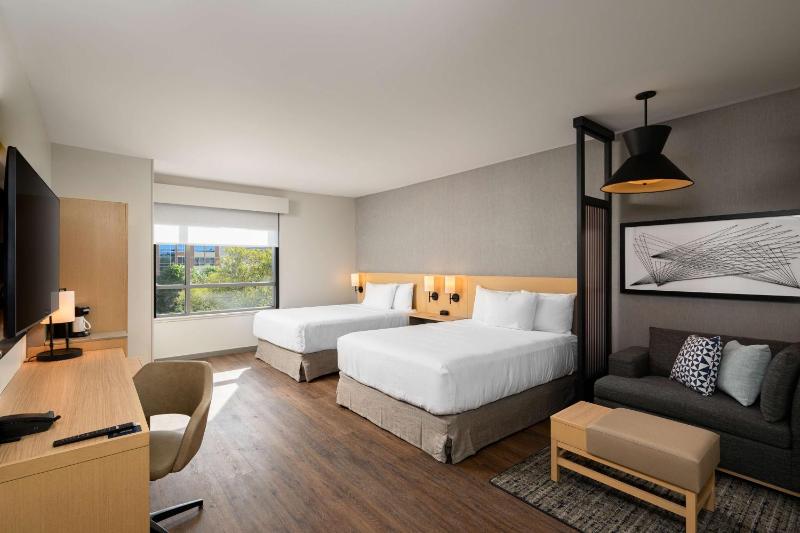 Queen Room with Sofa Bed and Roll-In Shower - Disability Access image 3