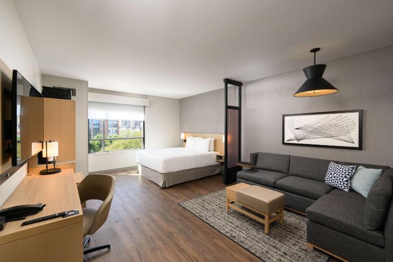 King Room with Roll-In Shower - Disability Access image 3