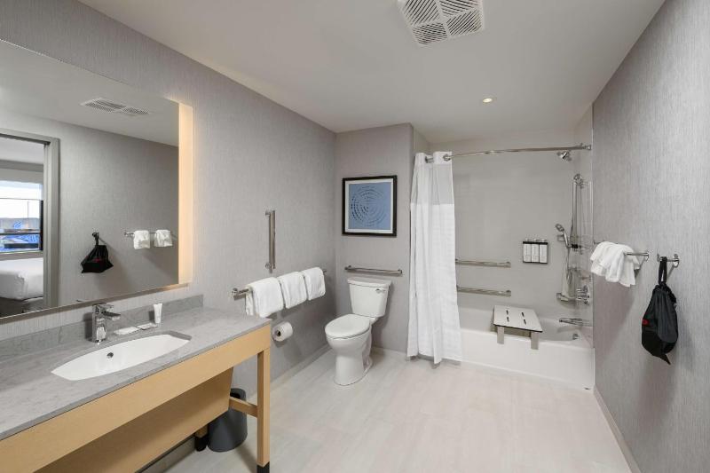 Queen Room with Two Queen Beds and Accessible Tub image 4