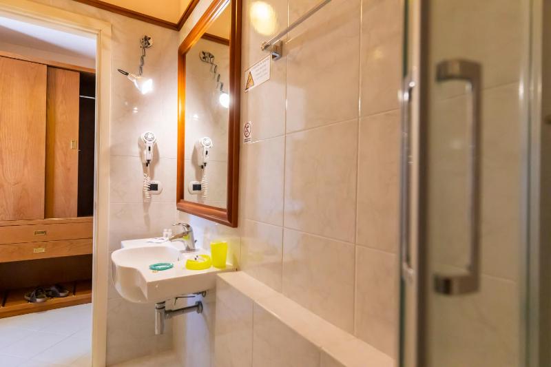 Economy Double or Twin Room image 2