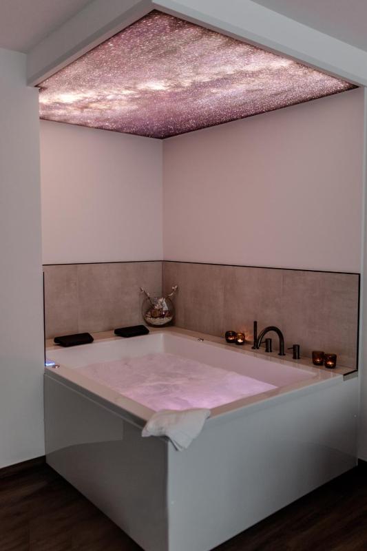 Suite with Spa Bath image 1