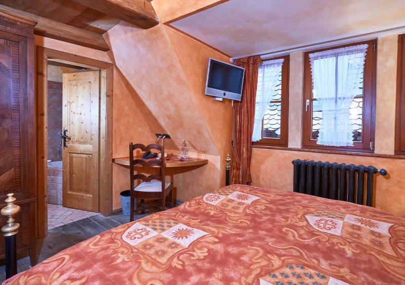 Small Double Room image 4