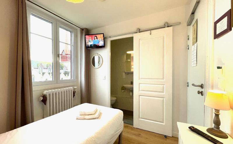 Single Room with Shower image 4