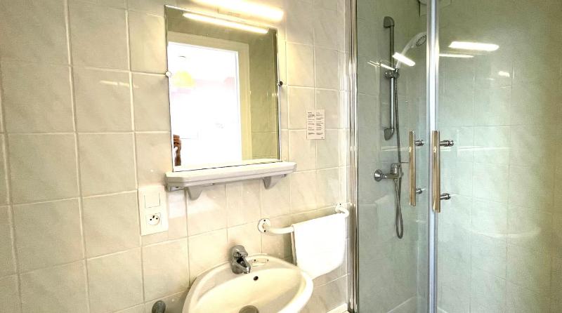 Single Room with Shower image 3