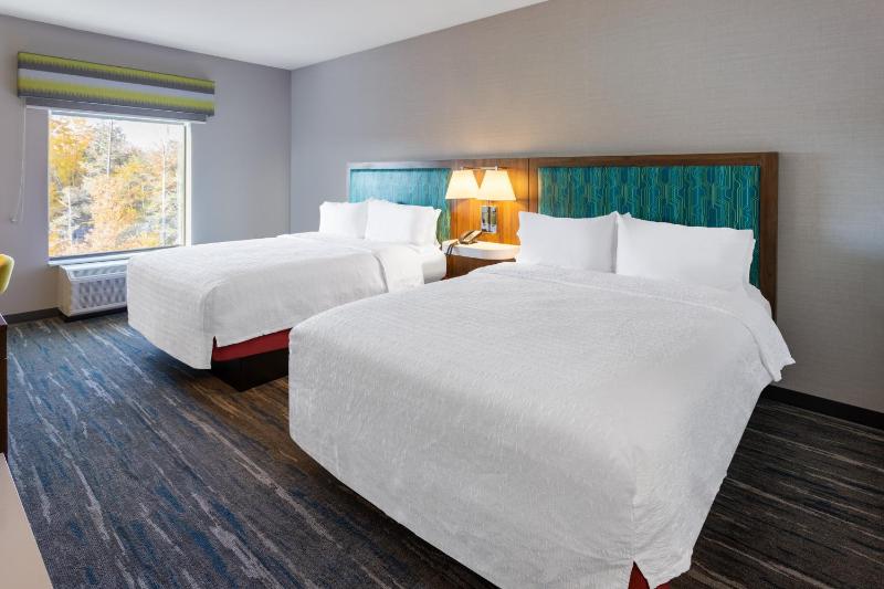 Queen Room with Two Queen Beds image 3