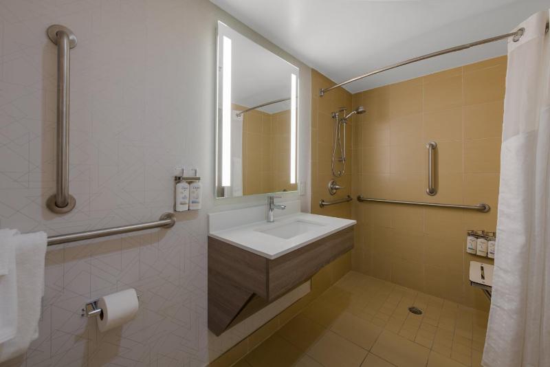 Double Room with Two Double Beds - Disability Access/Non-Smoking image 2