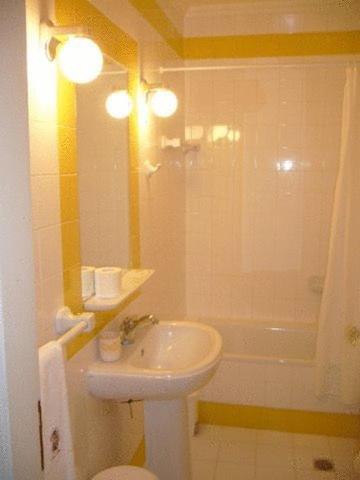 Deluxe Room image 3