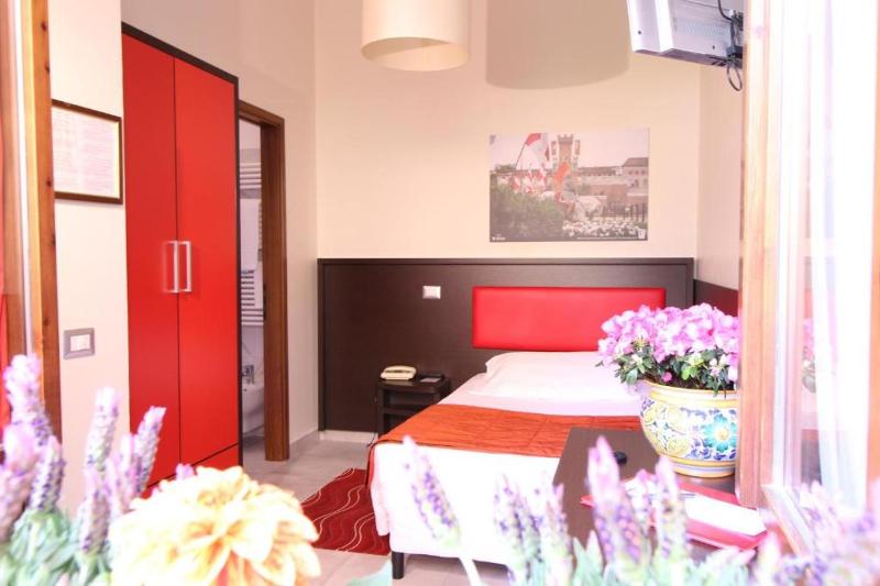 Small Double Room image 2