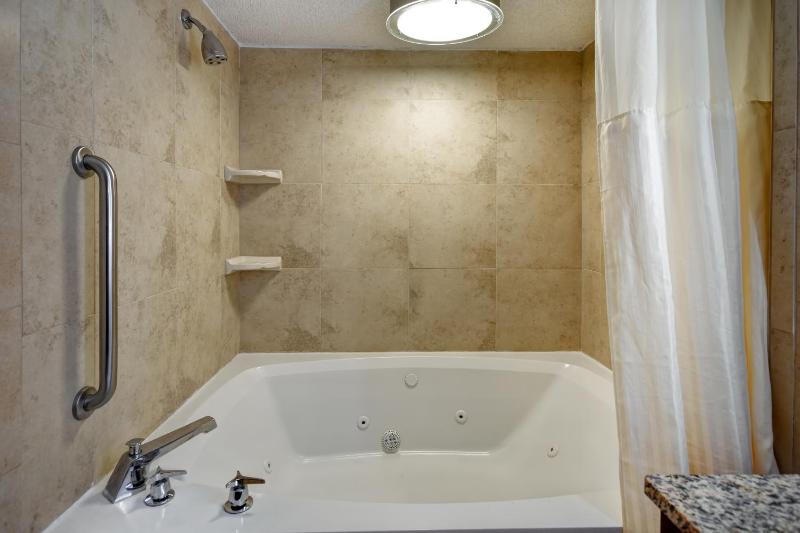 King Suite with Whirlpool - Non-Smoking image 2