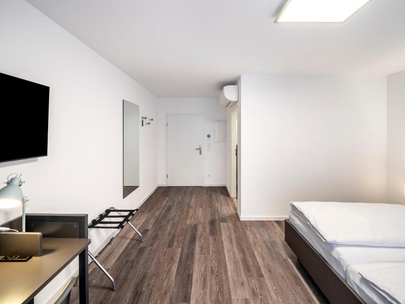 Economy Double Room image 3