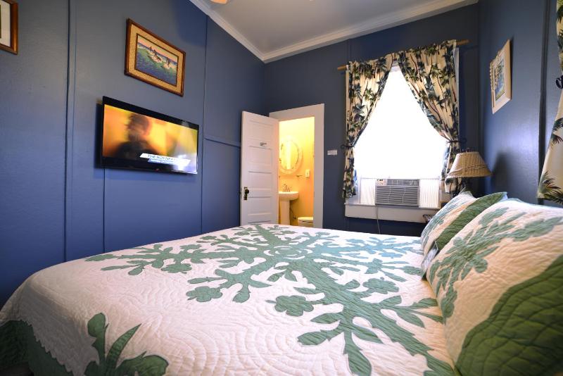 Queen Room image 3