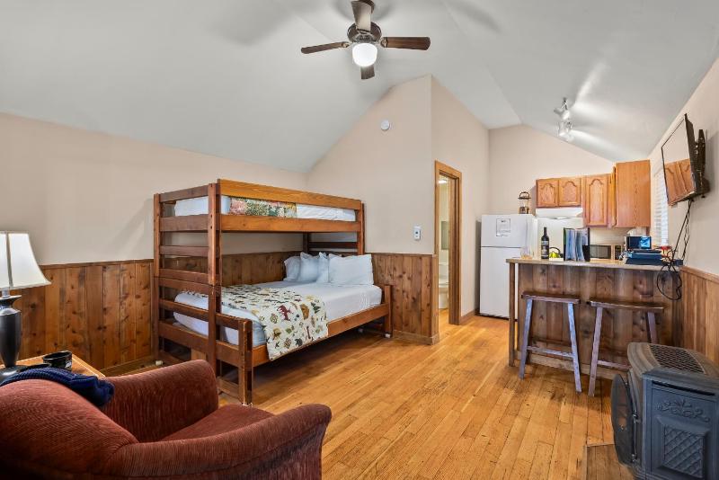 Deluxe Studio Cabin image 3