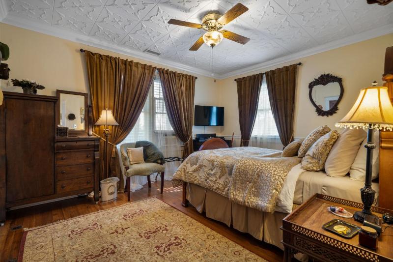 Queen Room image 1