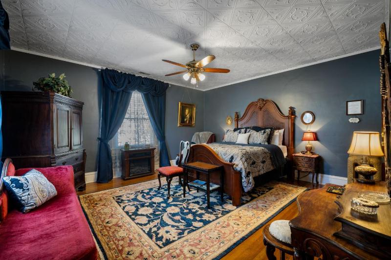 Deluxe Queen Room image 3