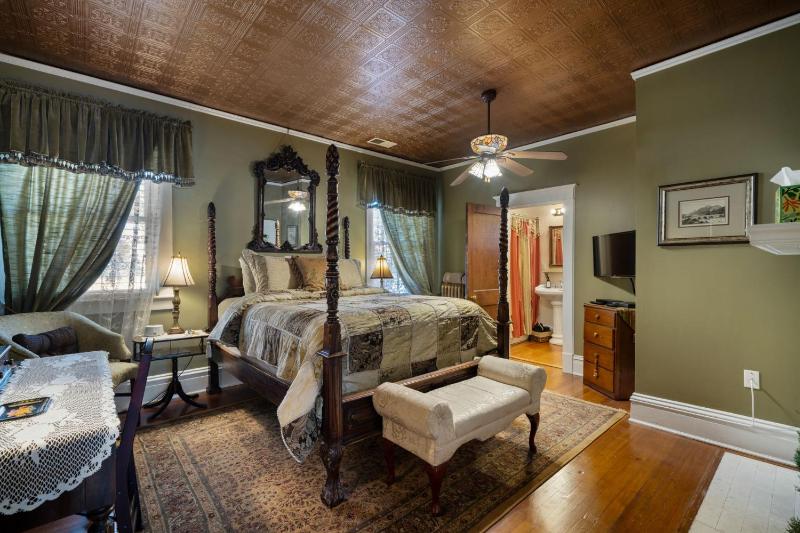 Queen Room with Fireplace image 1