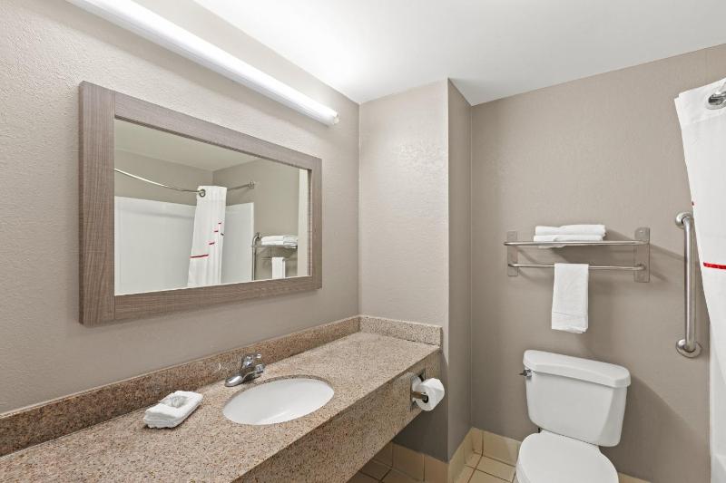 Deluxe King Room Non-Smoking image 2