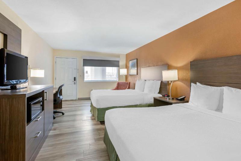 Queen Room with Two Queen Beds - Non-Smoking image 2