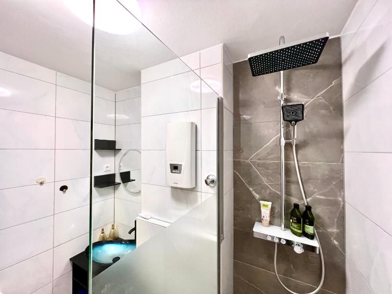 Stylish Cozy & Quiet Apartment with one and half rooms in District 1 - image 7
