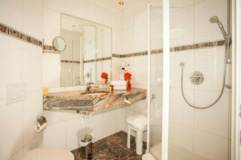 Standard Double Room image 4