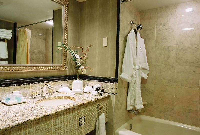Queen Rooms with Two Queen Beds - Non-Smoking image 2