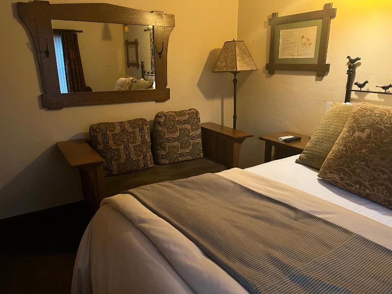Queen Room image 2