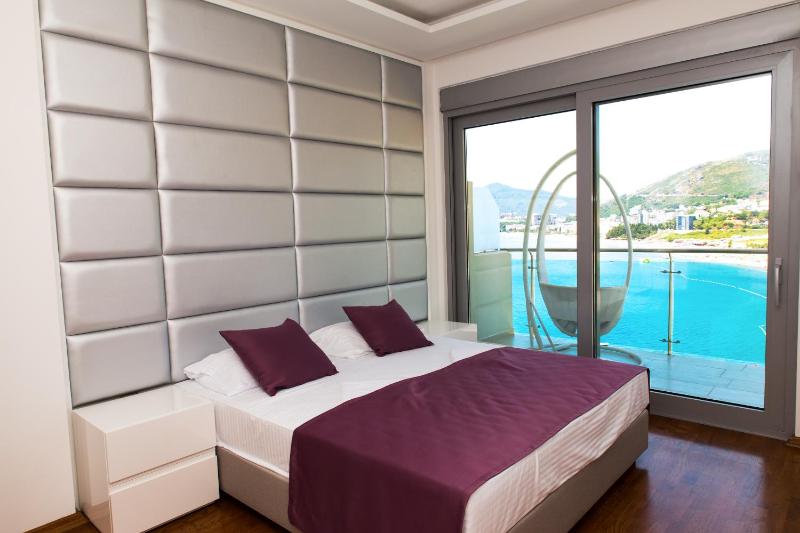 Three-Bedroom Apartment with Sea View image 3