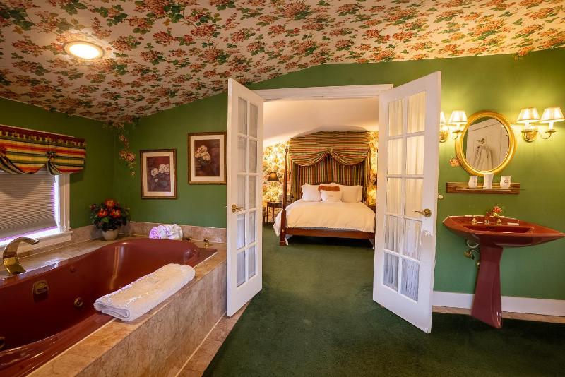 Queen Room image 3