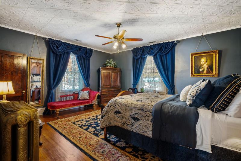 Deluxe Queen Room image 4