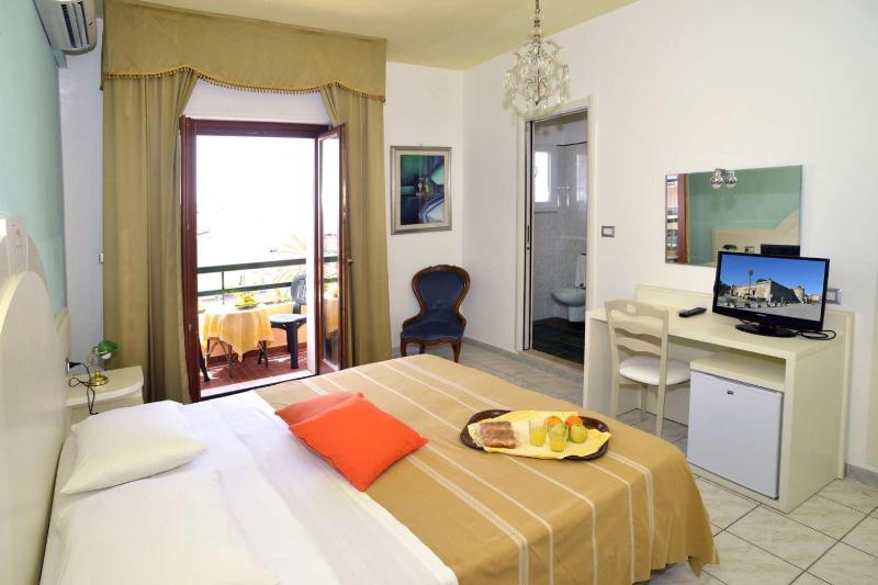 Double or Twin Room with Balcony and Sea View image 4