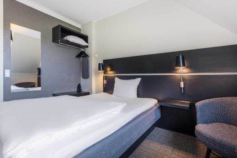 Standard Queen Room image 4