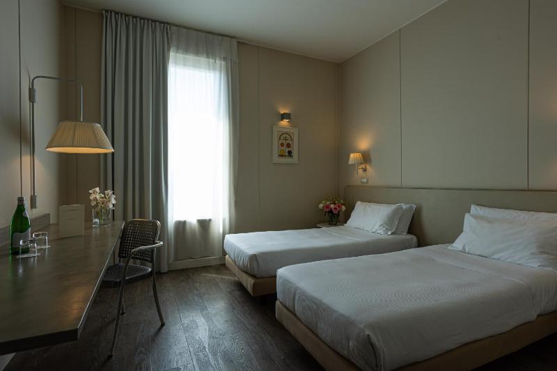 Twin Room image 4