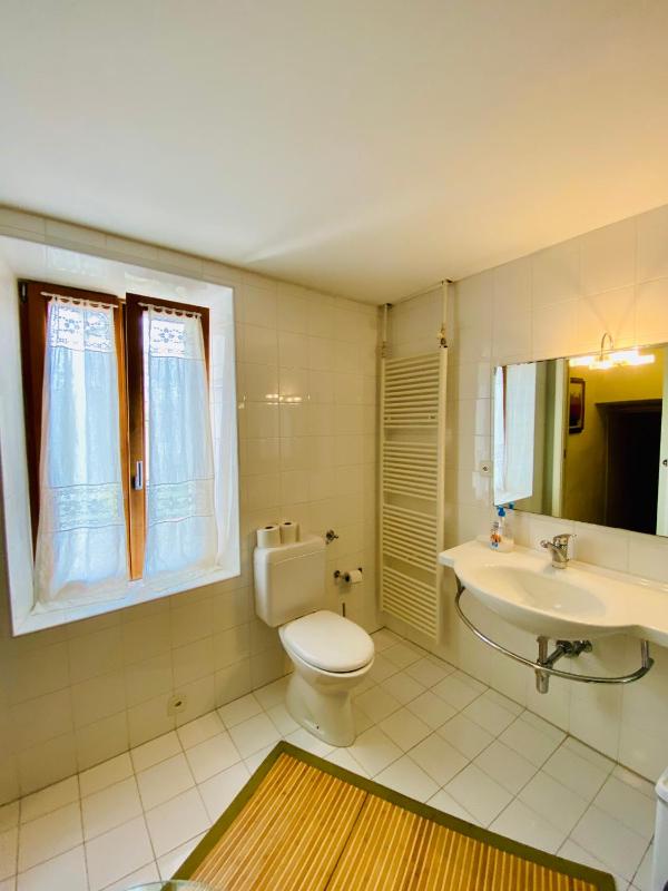 Economy Double Room with Shared Bathroom image 4