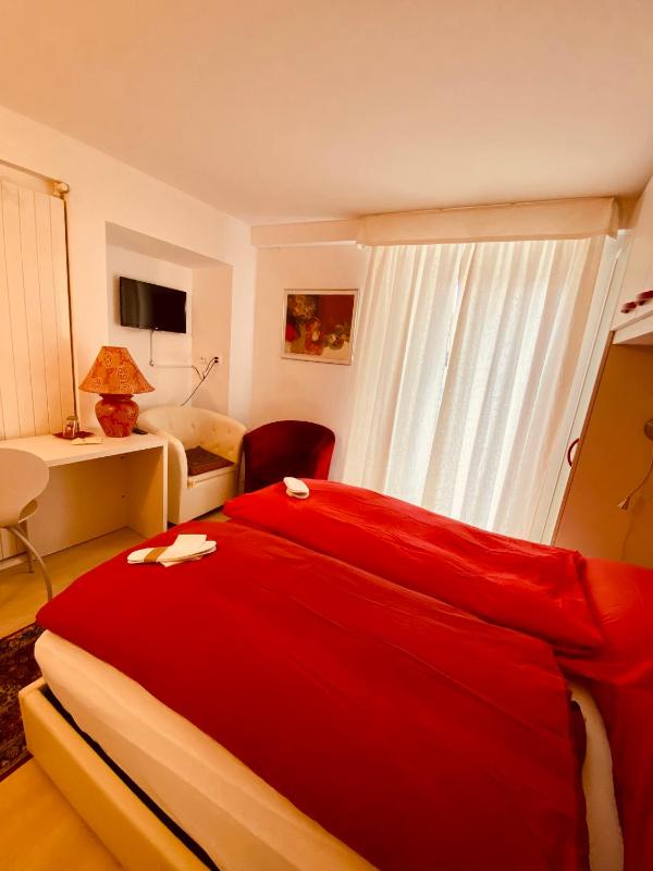 Economy Double Room with Shared Bathroom image 2