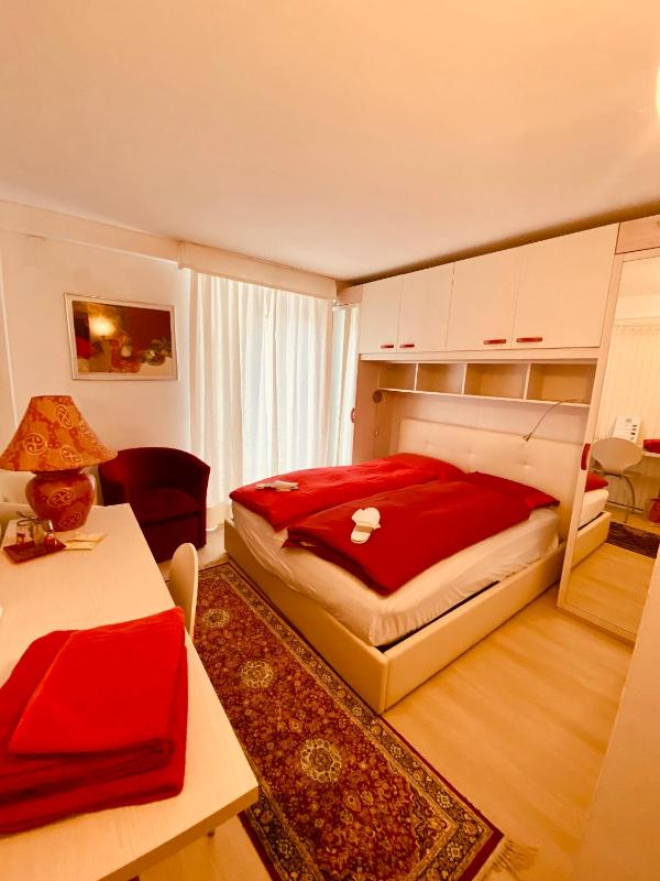 Economy Double Room with Shared Bathroom image 3