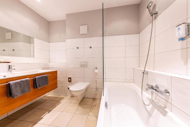 Comfort Twin Room with Balcony image 2