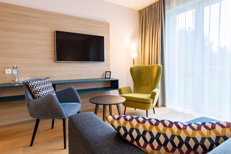 Deluxe Queen Room with Sofa Bed image 4