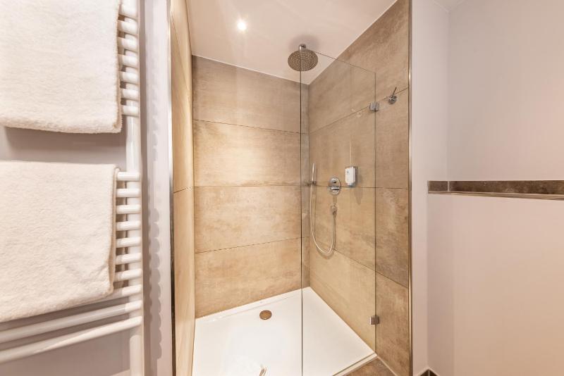 Standard Queen Room image 2
