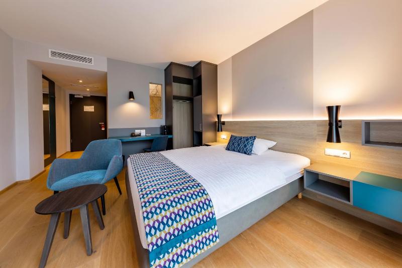Standard Queen Room image 4