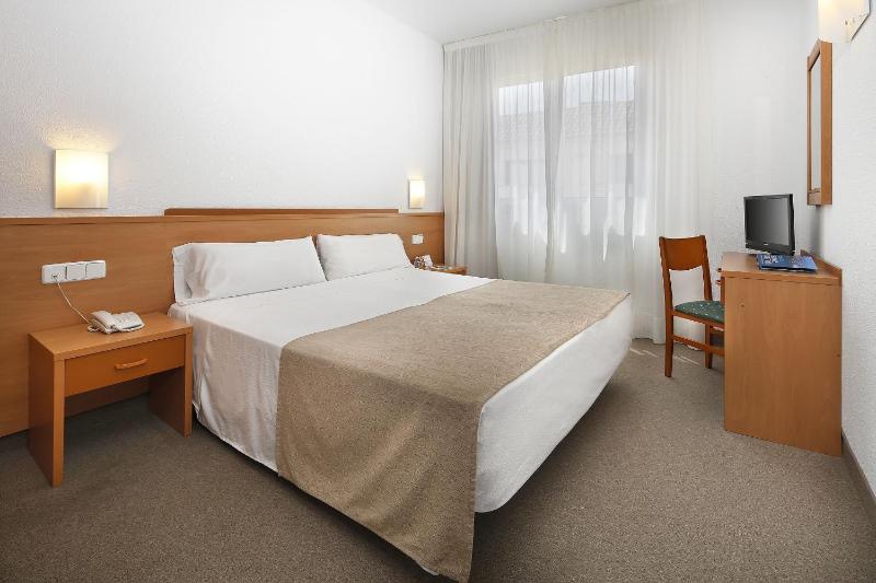 Double or Twin Room image 3