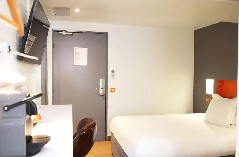 Premium Single Room image 3