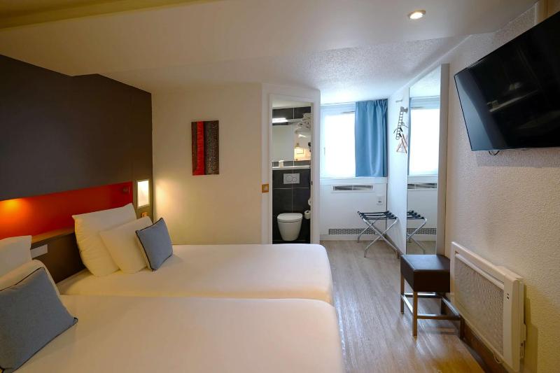 Premium Twin Room image 1