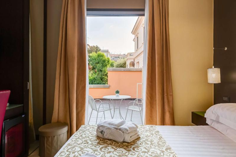 Deluxe Queen Room image 1