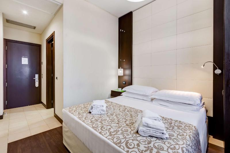 Standard Queen Room image 1